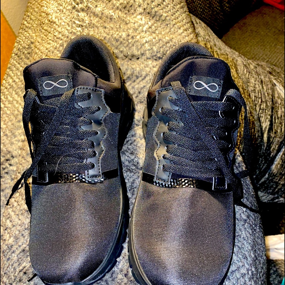 Male infinity tennis shoes (bran new never worn)